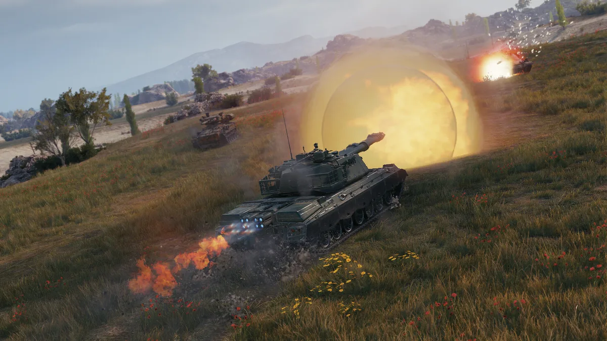 World of Tanksの戦闘画面。草原で戦車が砲撃を受けている場面